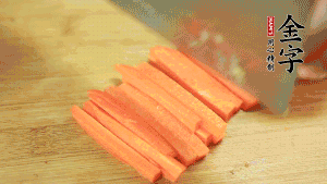 洋蔥、青椒、胡蘿卜切成粒備用。