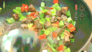 熱油起鍋，依次加入青椒塊、牛肉、大蒜煸炒均勻。