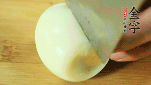 煮面條的同時(shí)把雞蛋煮好。