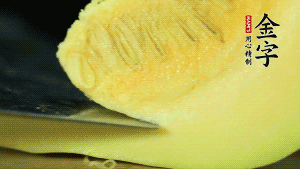 胡蘿卜切滾刀塊，小南瓜取一半去籽去皮切塊備用。