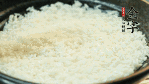 浸泡后的大米加入2湯匙生抽、1湯匙老抽調(diào)味。