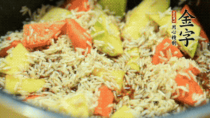 加入切好的胡蘿卜塊和南瓜塊、鹵牛肉塊攪拌均勻。放入電飯煲，按“煮飯模式”。