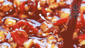 加入蒜末后攪拌均勻，讓每一種味道更加融合。(這個(gè)醬汁是不是看起來很誘人啊^_^)