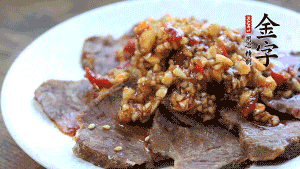 最后把醬汁淋到牛肉上即可，撒上芝麻、香菜。也可以把牛肉和醬汁攪拌均勻，讓牛肉與醬汁更加入味。