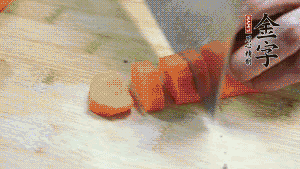 食材洗凈后，胡蘿卜切成塊，鮮香菇切成十字花刀備用。