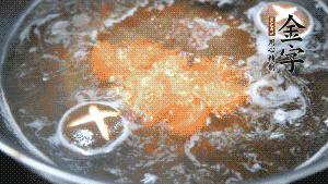 將烏冬面放入調(diào)好味的面湯中一起煮熟。（選擇烏冬面的原因，第一是因?yàn)椴锁B也能很好地做出成品，而不用擔(dān)心會(huì)糊鍋或者黏在一起；第二是因?yàn)榘咨拿鏃l，在夏天看起來更有食欲。）