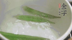 在煮面湯時(shí)，就可以做其他步驟了。比如把秋葵汆水，橫切成星星造型；雞蛋煮熟，切成兩半；黃瓜切成絲。