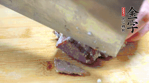 金字鹵牛肉打開包裝，把牛肉切成片狀。（眼見為實(shí)，用一整塊牛肉鹵制的鹵牛肉哦，牛肉的香氣感覺撲鼻而來有木有！?。。?>
					</div>
					<span>步驟 6/7</span>
					<p>金字鹵牛肉打開包裝，把牛肉切成片狀。（眼見為實(shí)，用一整塊牛肉鹵制的鹵牛肉哦，牛肉的香氣感覺撲鼻而來有木有！?。。?/p>
				</li><li>
					<div   id=