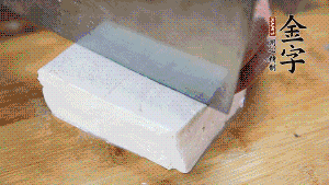 豆腐切成小塊，臘肉切成薄片，辣椒切成小圈。