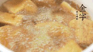 另起一個(gè)湯鍋，倒入適量清水，加入炸好的豆腐塊。待水沸騰后，加入臘肉，用生抽、料酒、火腿高湯調(diào)味。燉煮至臘肉熟透，加辣椒圈增加點(diǎn)辣味。（調(diào)料可以根據(jù)個(gè)人口味適當(dāng)調(diào)整，火腿高湯能夠讓湯汁更加層次豐富。）