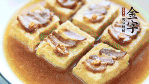 裝盤時(shí)，撒上蔥花裝飾。