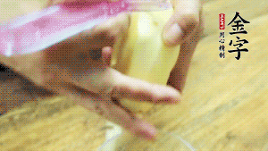 將食材洗凈，茄子、土豆切滾刀塊。