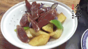 加少量生抽、鹽、糖、雞精調味，炒熟出鍋即可。