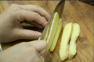 火腿切片，生姜切片。