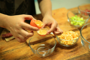 雞蛋蛋白和蛋黃分開，把蛋黃打散。