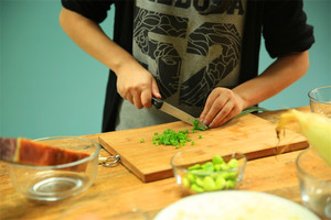 當(dāng)然，如果你愛吃蔥，可以切點(diǎn)蔥花加入。