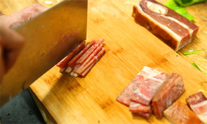 將火腿清洗后切成絲備用。