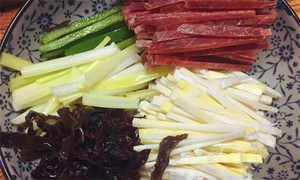 黑木耳泡發(fā)，黑木耳、韭黃、雷筍、青椒切成絲。