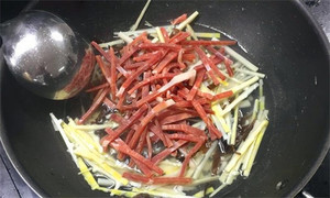 火腿絲、筍絲、黑木耳絲汆水后，瀝干。