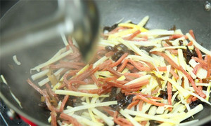 起油鍋，蒜茸煸香，倒入所有食材，加料酒翻炒至熟即可。