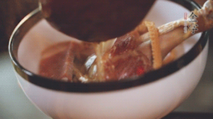 筍干提前冷水浸泡3小時，浸泡后將筍干撕成條狀。