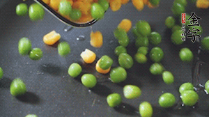 鍋7成熱時，下豌豆、玉米翻炒，再依次放醬肉、洋蔥碎、木耳碎。