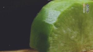 青蘿卜去皮切小塊。