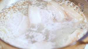 五花肉切塊，加姜片焯水備用。