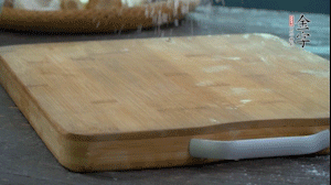 【面皮】3.案板撒點(diǎn)糯米粉，將面團(tuán)搓成均勻的小團(tuán)子。