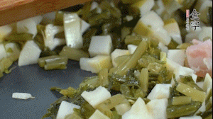 【餡料】2.鍋中油8成熱時(shí)，依次放入春筍、雪菜、淡咸肉，翻炒出香味。