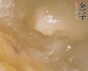 沸騰后撈出蔥結(jié)，小火燉45分鐘，加山藥再燉15分鐘。