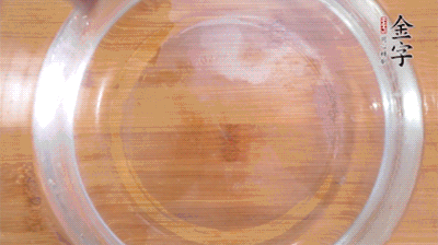 金字火腿切小片，浸泡5分鐘。