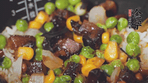 出鍋前加蠔油、生抽調(diào)味，撒點(diǎn)熟白芝麻即可。