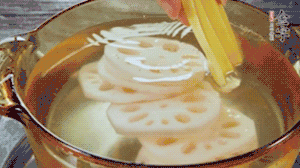 把藕和土豆焯水至八成熟，盛出瀝干水分。