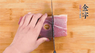 金字火腿切片，老豆腐切成塊，海鮮菇洗凈。