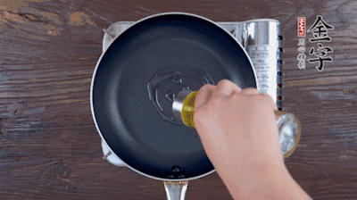 魚頭對開，洗凈瀝干。鍋中加油，把魚頭兩面煎至金黃色，期間加蔥姜，每面約需時(shí)2-3分鐘。