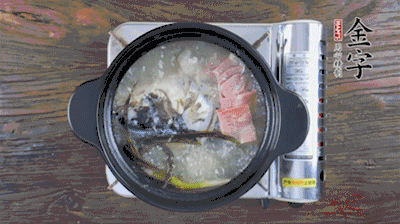 放豆腐、海鮮菇繼續(xù)中小火煮5分鐘。