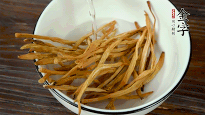 黃花菜、香菇提前泡發(fā)。黃花菜去掉硬頭，香菇切片。