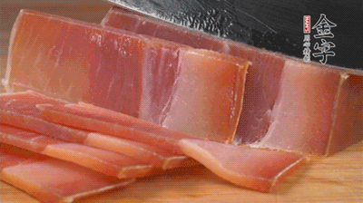 金字火腿切片，溫水浸泡5分鐘。