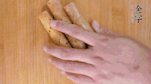 山藥去皮切斜刀塊，毛豆去外殼去膜，姜切片。