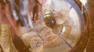 鍋中依次放姜片、排骨、火腿，加料酒、清水煮開轉(zhuǎn)小火煮30分鐘。