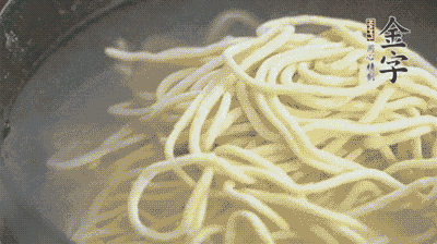 面條煮熟過涼水備用。