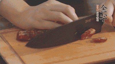 金字土香腸切片，香菇切丁。