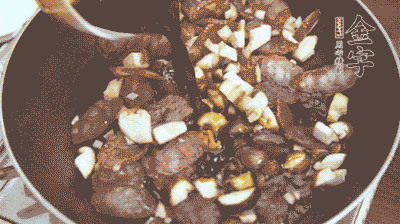 熱油下鍋煸香蒜末，再放入香菇、土香腸，和調(diào)配好的醬汁，炒熟。