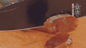 麻辣香腸蒸熟后，切片待用。