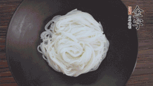 依次放入黃瓜絲、花生米、燙熟的豆芽、麻辣香腸、香菜、擺盤即可。