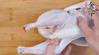 菌菇分別冷水泡發(fā)。雞處理干凈后剁成小塊，放水中浸泡半小時去血水。