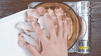 加料酒、蔥姜焯水2分鐘，清洗備用。