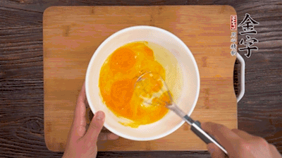 雞蛋加鹽、料酒打散后，加1.5倍溫水?dāng)嚢杈鶆颉?>
					</div>
					<span>步驟 2/5</span>
					<p>雞蛋加鹽、料酒打散后，加1.5倍溫水?dāng)嚢杈鶆颉?/p>
				</li><li>
					<div   id=