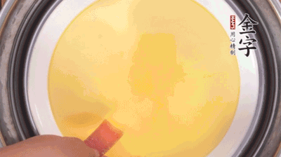 將火腿片均勻鋪上，繼續(xù)蒸6分鐘。